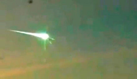 网爆行车记录仪拍摄UFO击穿俄罗斯陨石 